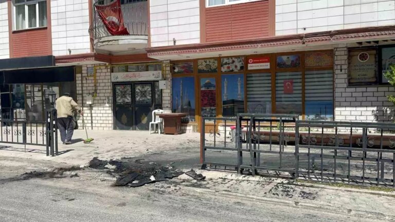 eskisehirde-bir-otomobil-kundaklandi-fl7z8vmZ.jpg