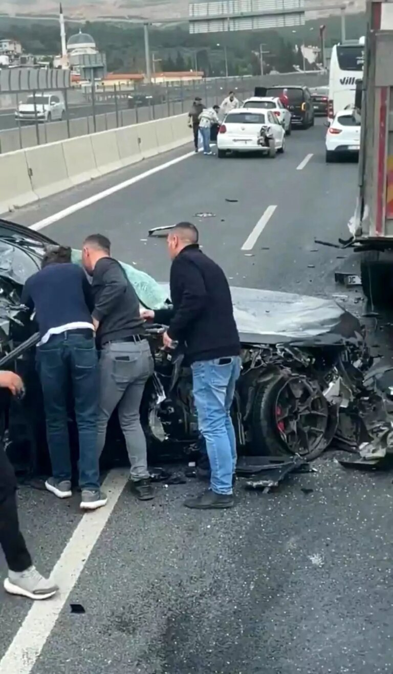 izmirde-kamyonete-carpan-otomobil-hurdaya-dondu-VbR2KZhh.jpg