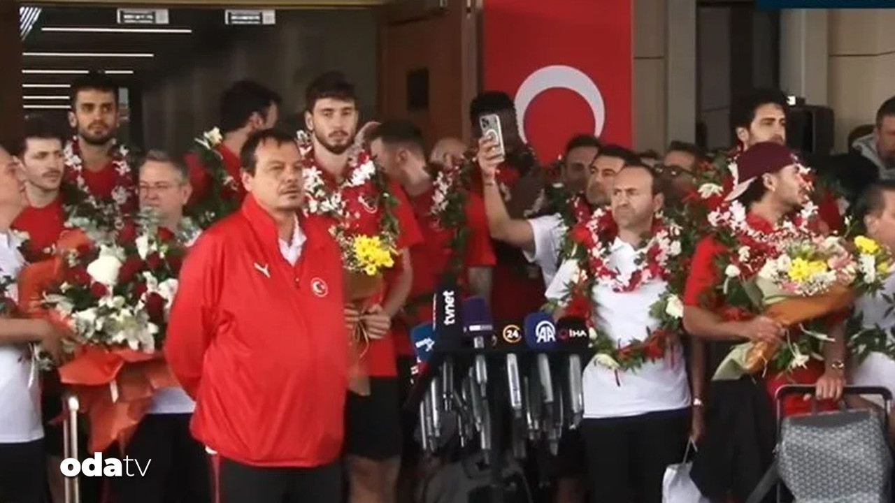 12 dev adam yurda dondu ataman gozyaslarini tutamadi havalimaninda coskulu karsilama KOG6pssc