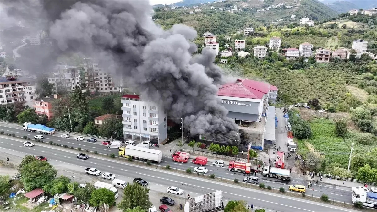 akcaabatta alisveris merkezinde yangin Ja4ZKnRZ