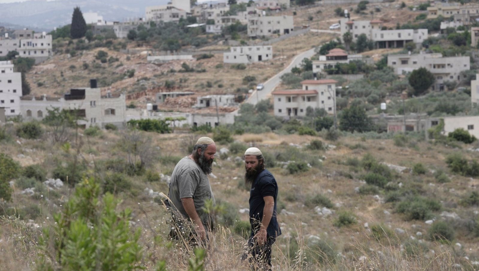 filistin topraklarini gasbeden israilliler bati seriada filistinli bir genci vurarak oldurdu 9QKJ3KIE
