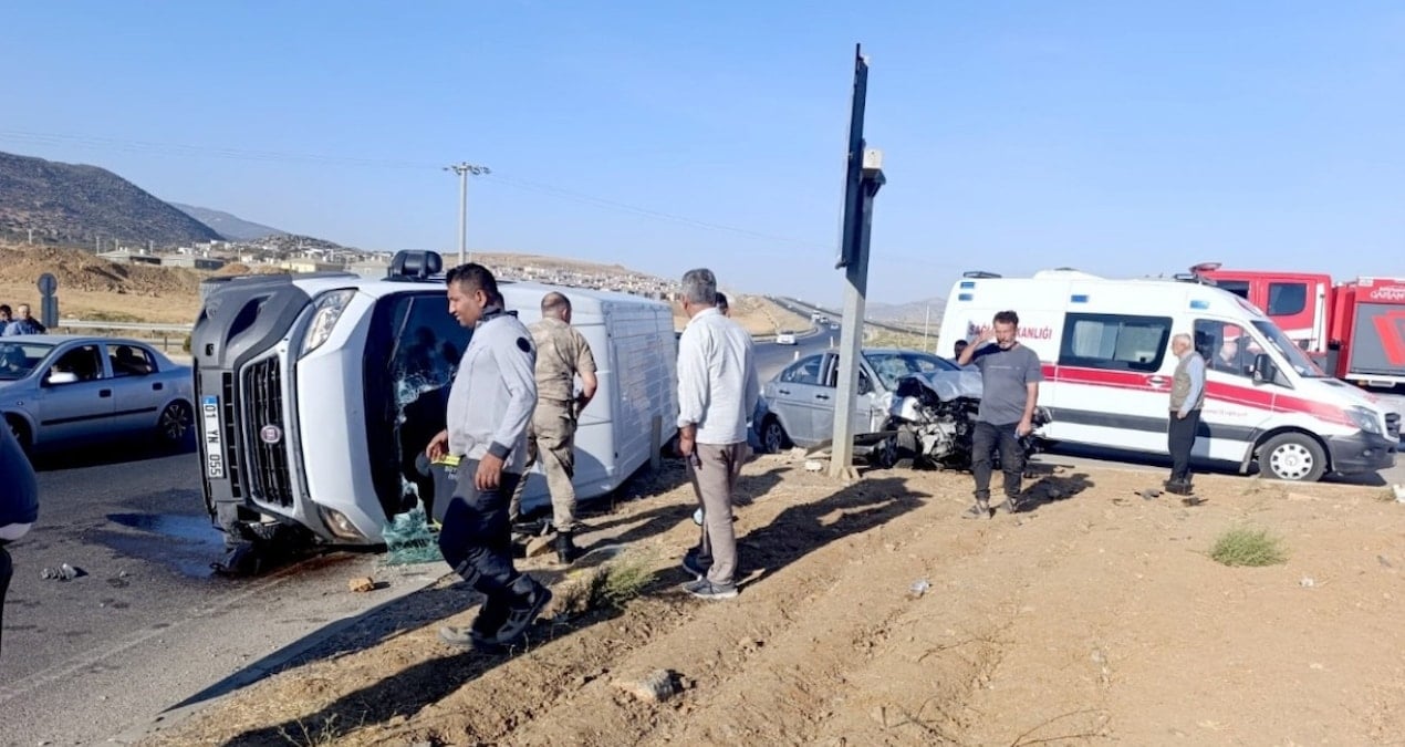 gaziantepte minibus ile otomobil carpisti 6 yarali C7aXyfJW