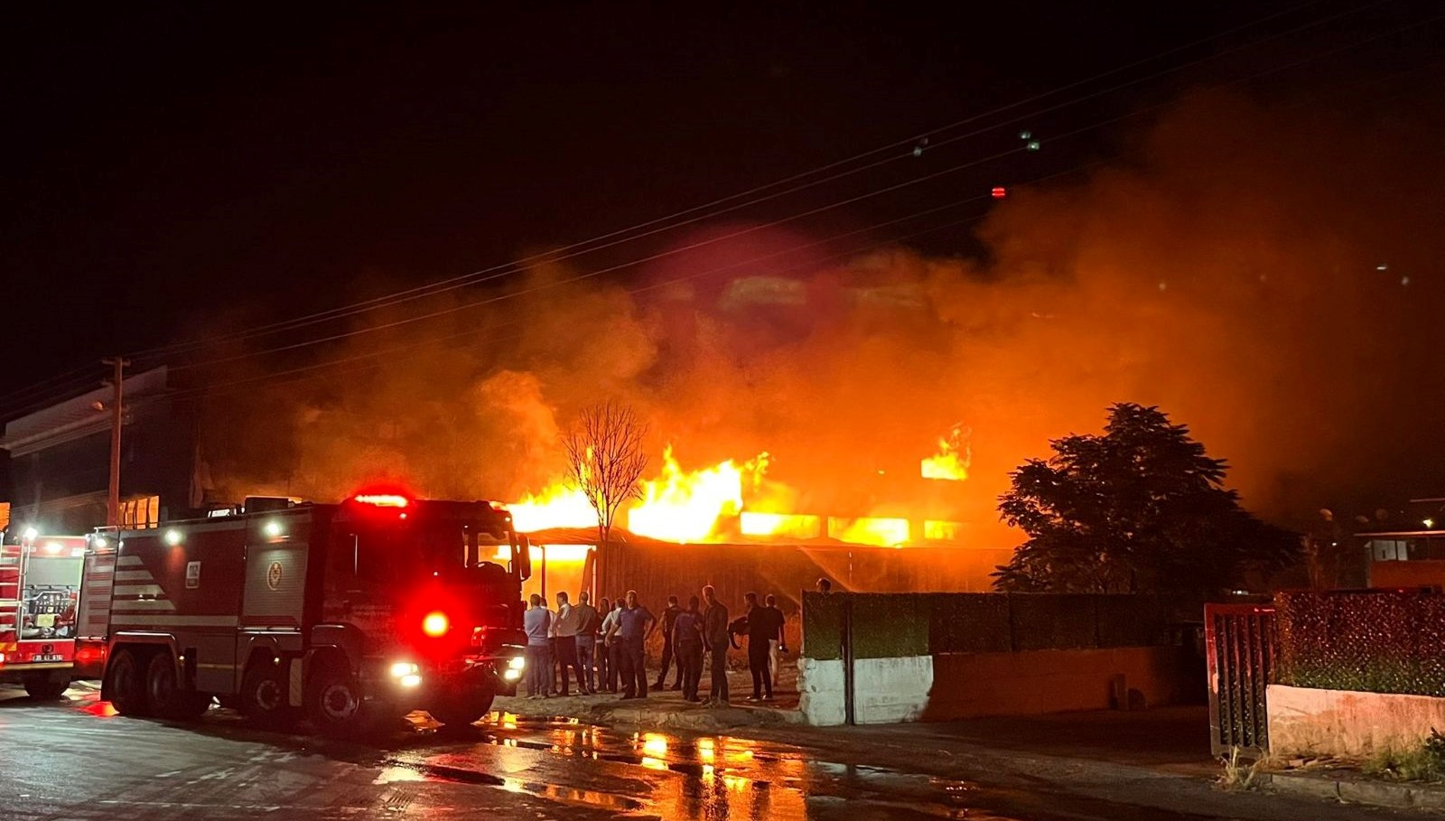 izmirde fabrika yangini ekipler mudahale eidyor 7cxMFitR