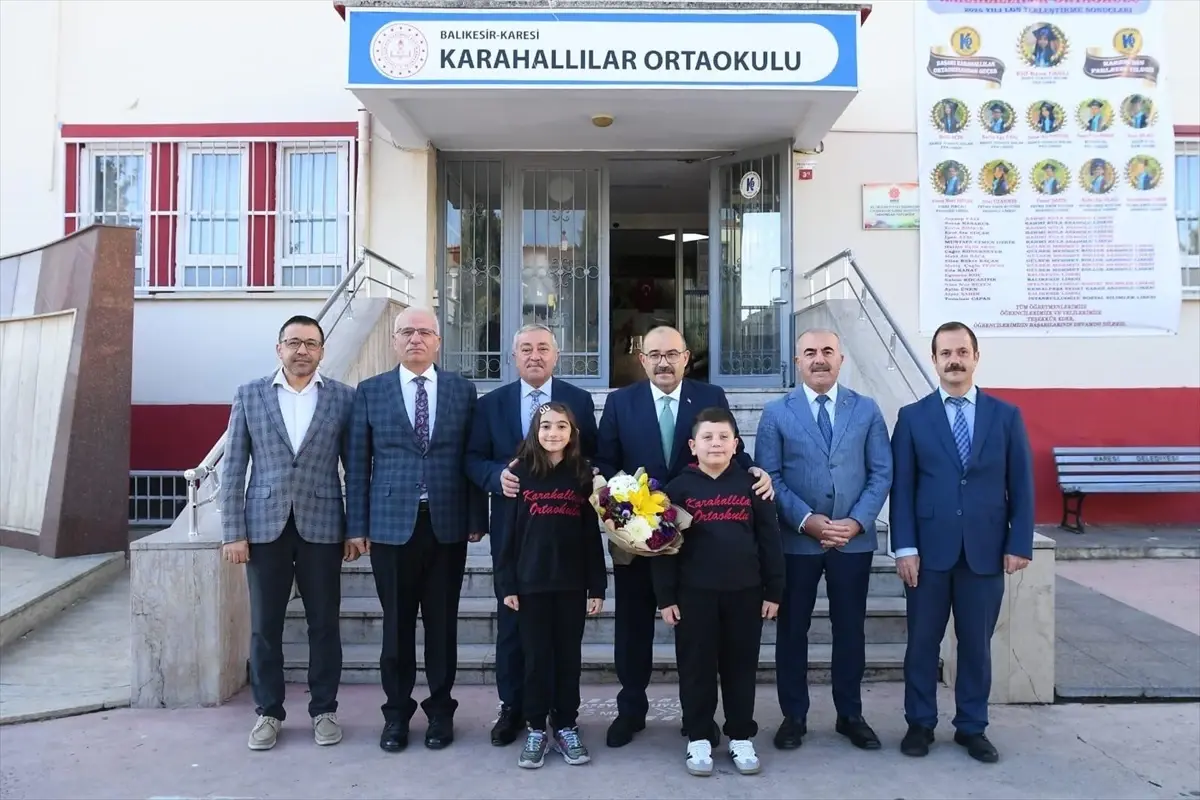 balikesir valisi ustaoglu karahallilar ortaokulunu ziyaret etti ktA3EeUD.jpg