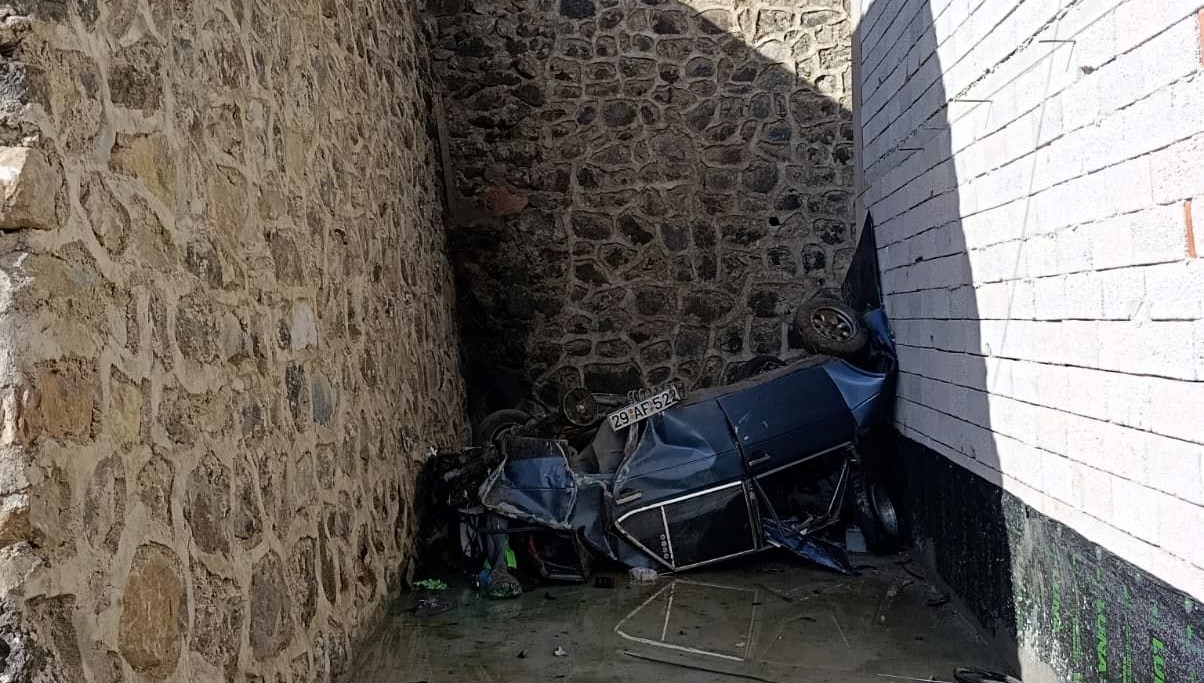 gumushanede otomobil istinat duvarini asip otoparka dustu DRgEZTNd.jpg