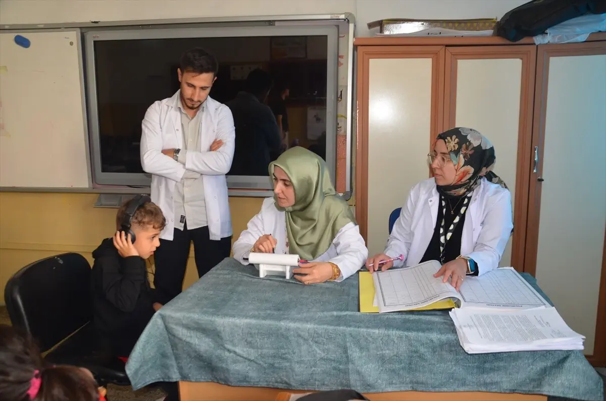 musta ogrencilere isitme testi uygulaniyor ktxtzzu2.jpg