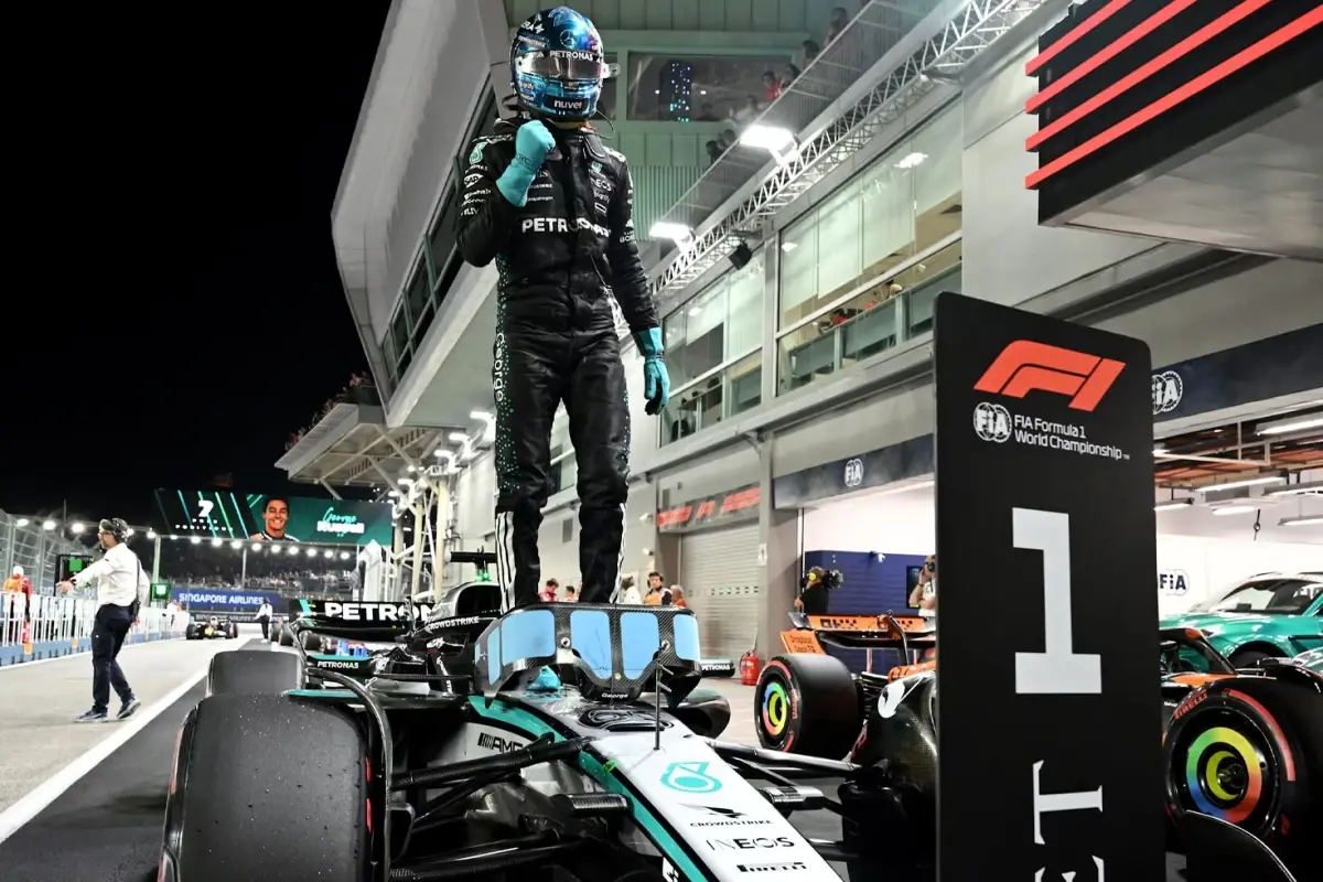 singapurda nefesleri kesen yarista kazanan george russell CQ1DGhxv