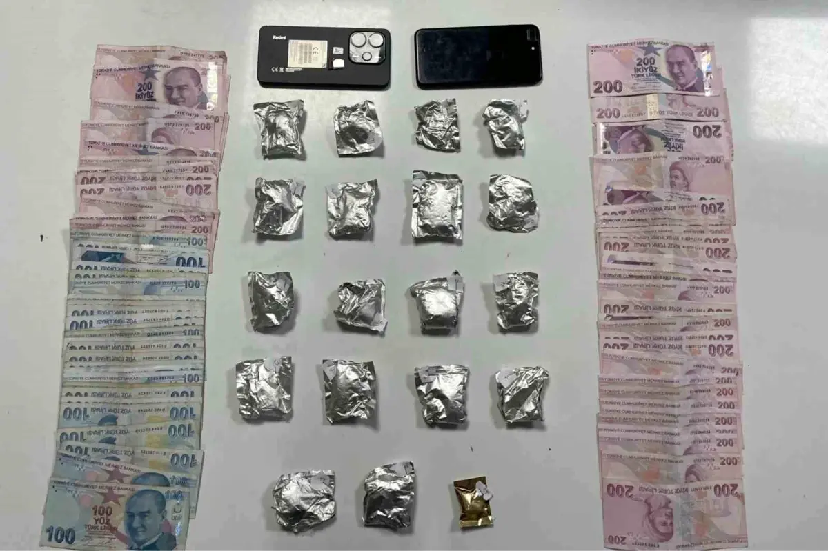 sislide polis uygulamasinda uyusturucu ve para ele gecirildi djfLb8XP.jpg