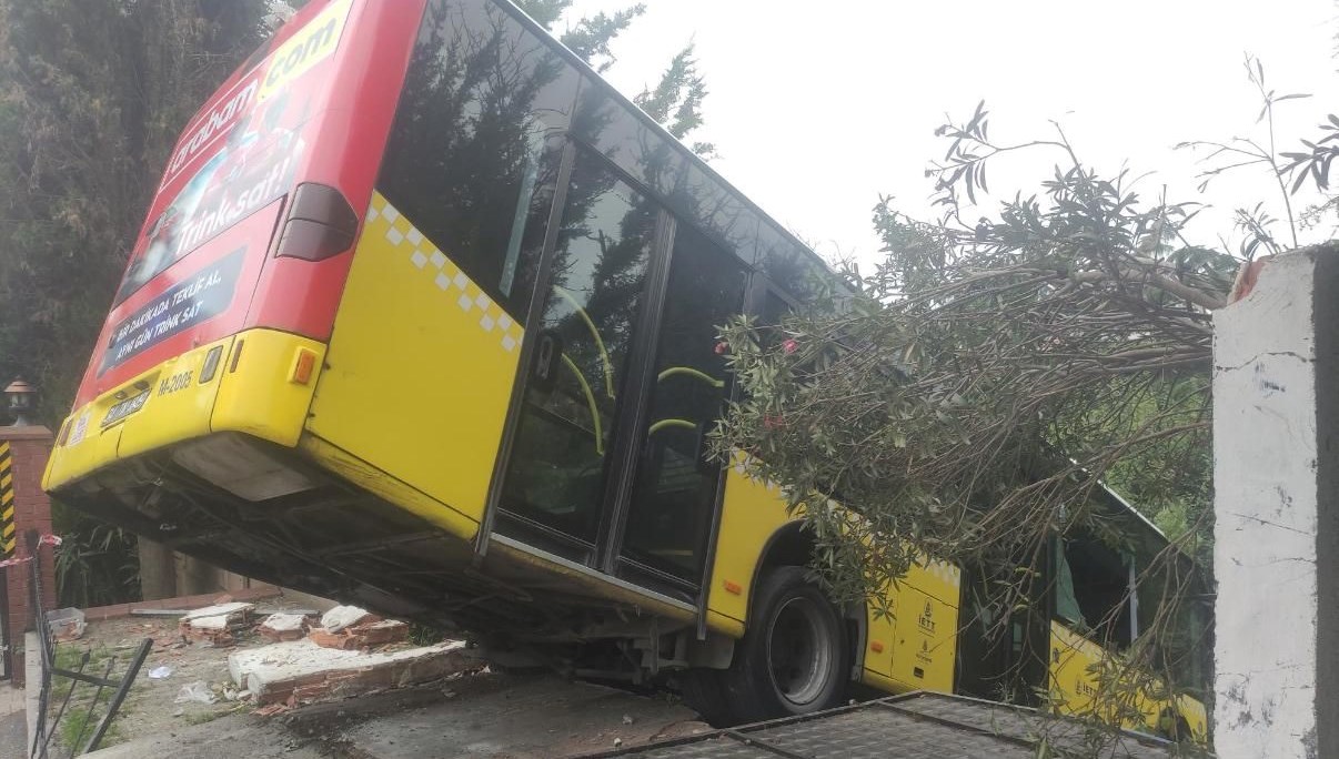 uskudarda iett otobusu kazasi ApZd3f2T.jpg