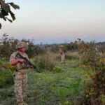 haberi-duyan-askerler-tarlaya-kostu-sabaha-kadar-nobet-tuttular-BvR1fiDF