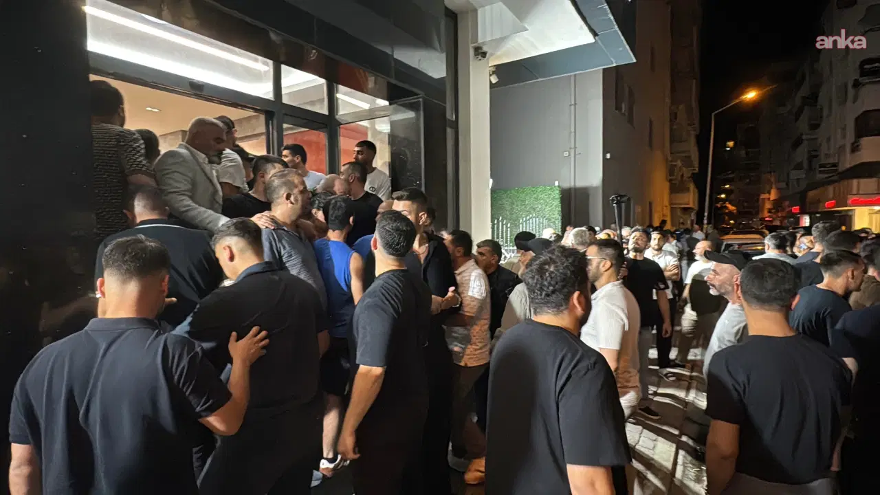 CHP İzmir İl Başkanlığı’na atanan Utku Gümrükçü, binaya arbedeyle girdi: Özgür Özel’in fotoğraflarını kaldırttı