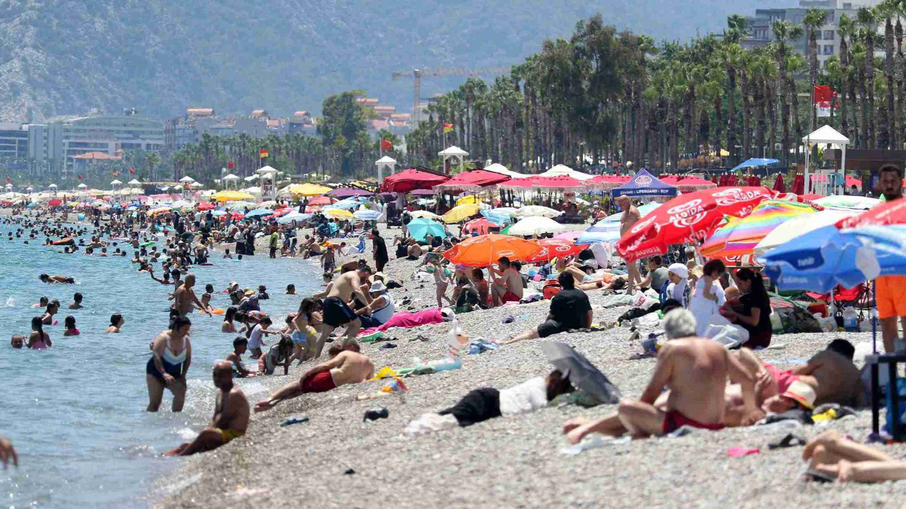 Termometreler 39’u gördü sahiller doldu taştı