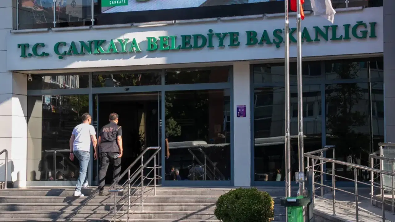 Cankaya belediyesine operasyonu eyupsultan belediye baskan yardimcisi ve 1 kisi tutuklandi ZVV59qtJ