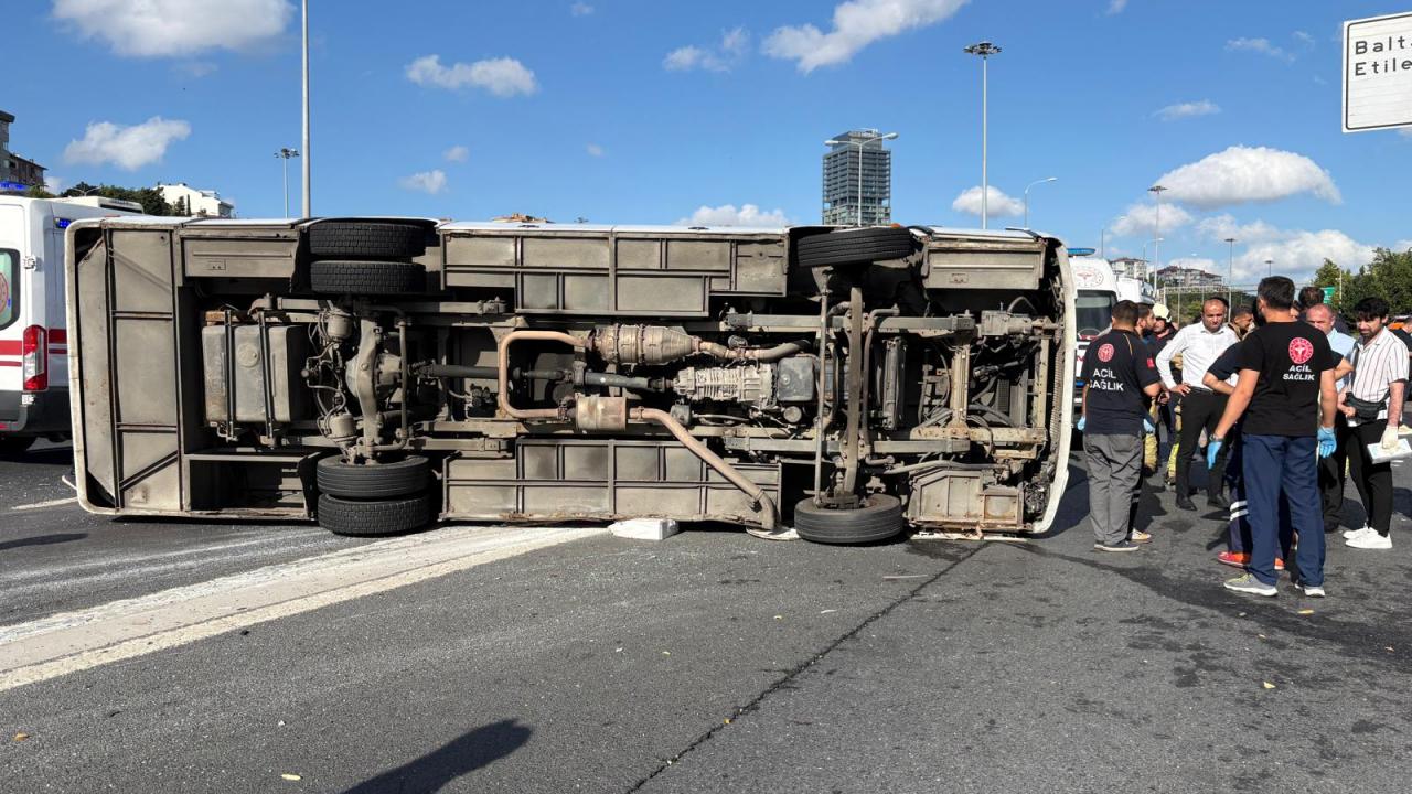 Sarıyer’de korkunç kaza! Yolcu midibüsü devrildi: 13 yaralı Haber gorseli