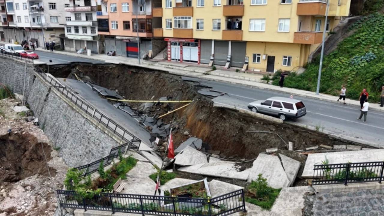 Rize’de yurt inşaatı sırasında yol çöktü Img