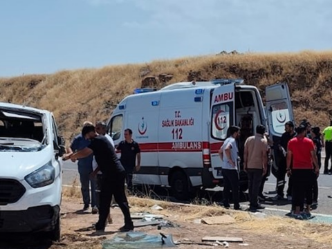 Ogrenci servisi ile otomobil carpisti 19 kisi yaralandi iyDecymE