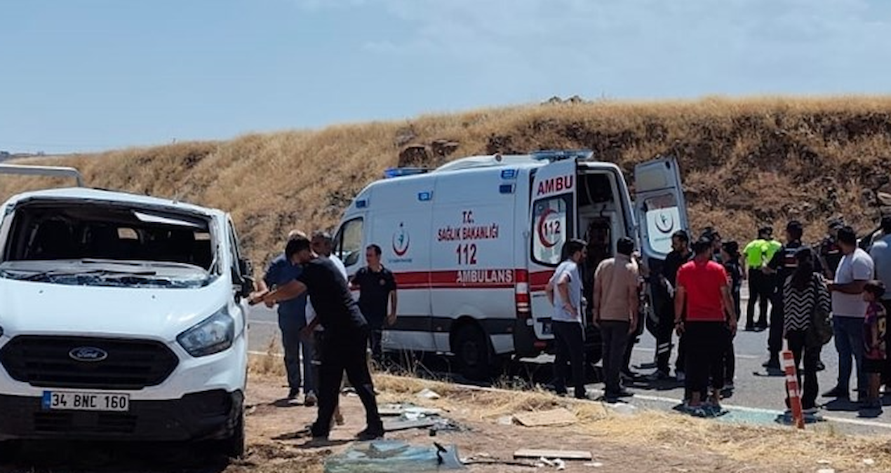 Ogrenci servisi ile otomobil carpisti 19 kisi yaralandi iyDecymE